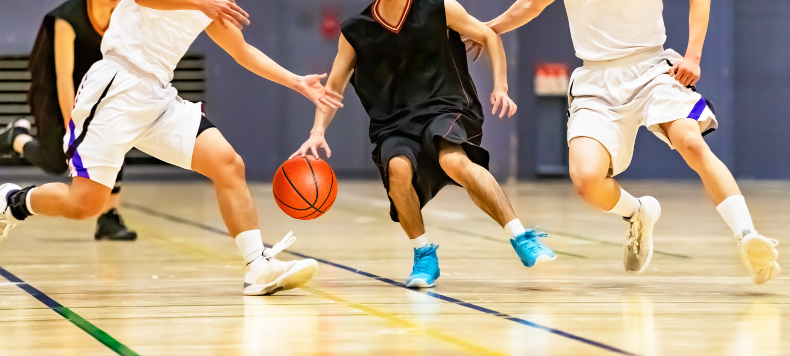 Eine Gruppe junger Männer die Basketball spielt