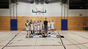 8 Spieler und 2 Spielerinnen der Eisenach Tigers in Trikots und zwei Trainer