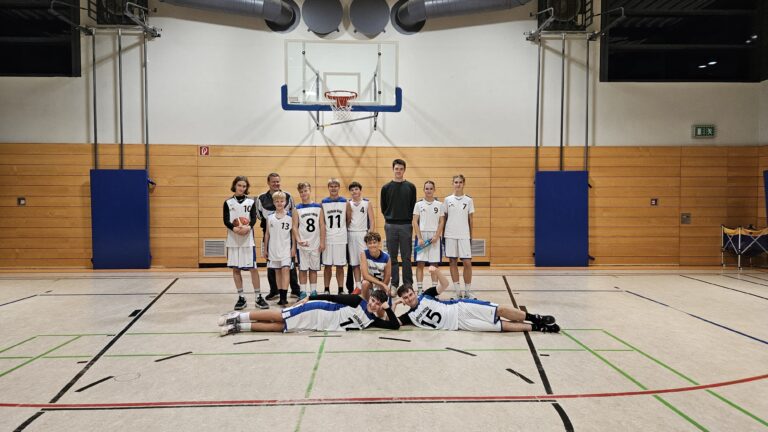 8 Spieler und 2 Spielerinnen der Eisenach Tigers in Trikots und zwei Trainer