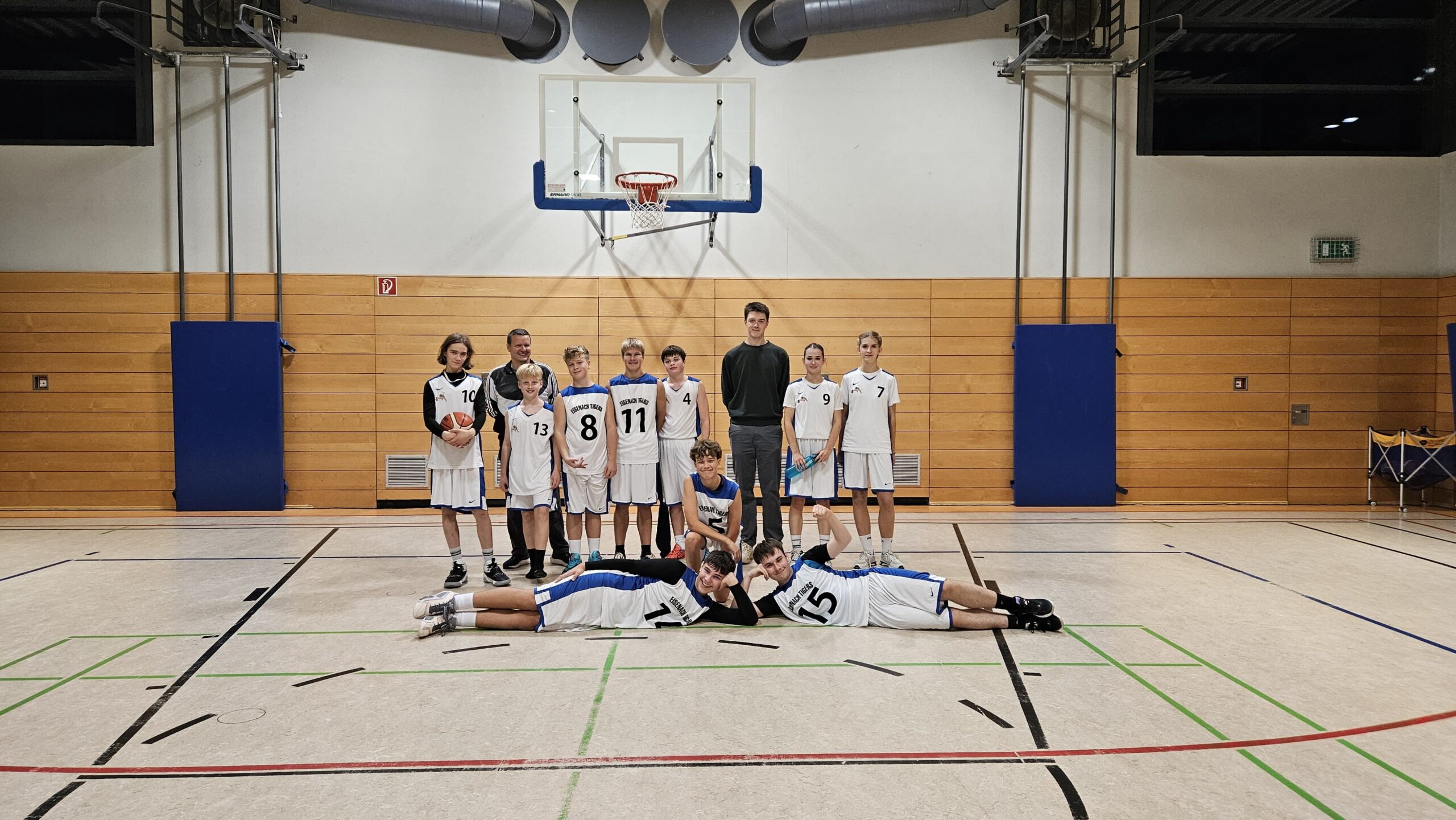 8 Spieler und 2 Spielerinnen der Eisenach Tigers in Trikots und zwei Trainer