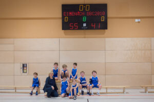 Mannschaft U10 mit Anzeigentafel mit dem Spielstand Eisenach gegen BBC2010