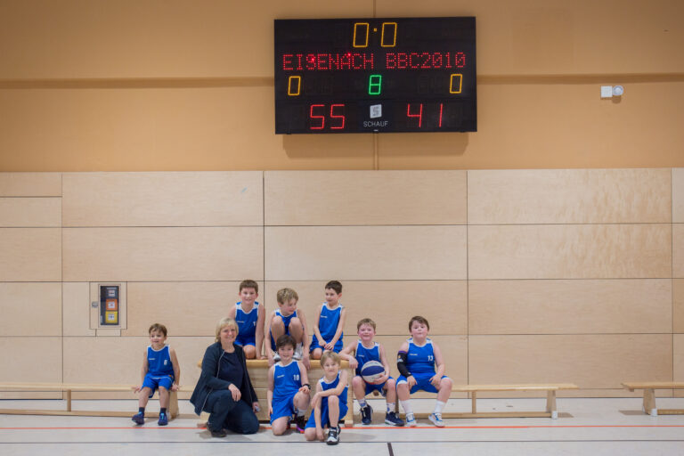 Mannschaft U10 mit Anzeigentafel mit dem Spielstand Eisenach gegen BBC2010