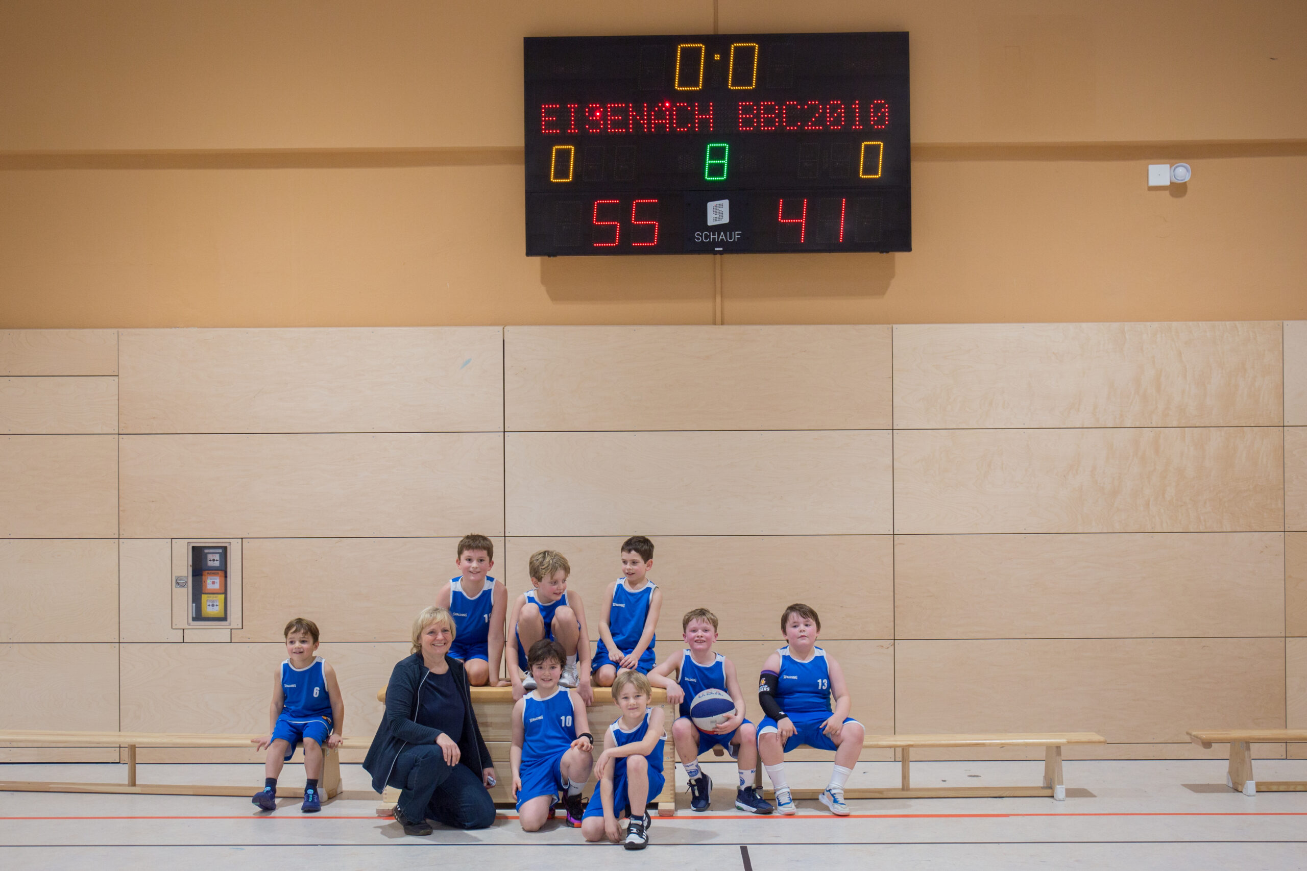 Mannschaft U10 mit Anzeigentafel mit dem Spielstand Eisenach gegen BBC2010